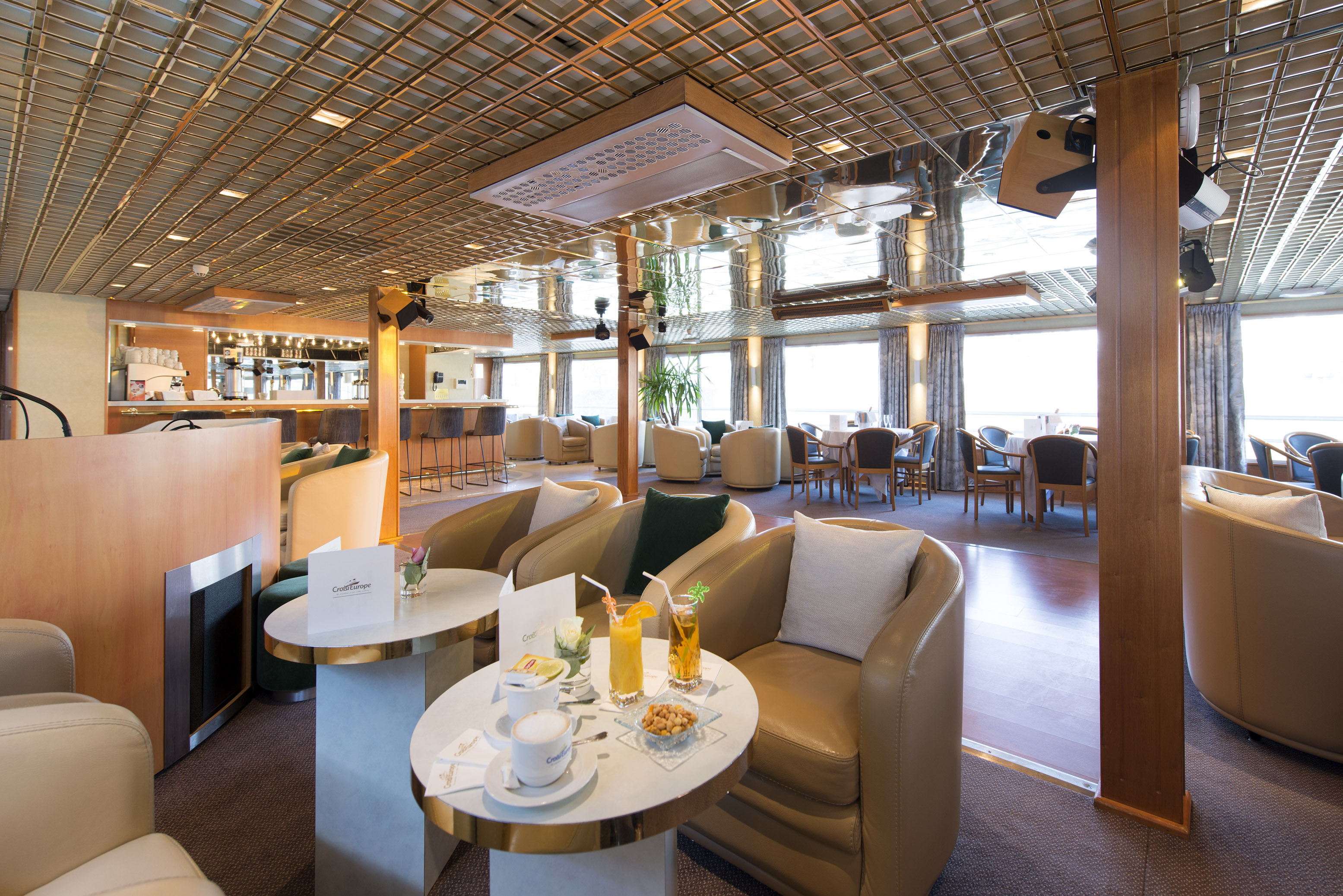 CroisiEurope MS Botticielli Bar Lounge 3.jpg